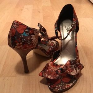 Super cute Diba flower print 2.5 inch heels